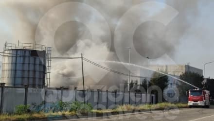 VOLPIANO - Incendio rifiuti all'Amiat Tbd: forte odore di plastica bruciata in tutta la zona - FOTO e VIDEO