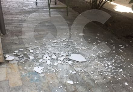 CUORGNE' - Crolla un pezzo di intonaco dal tetto del cimitero, piovono a terra calcinacci - FOTO