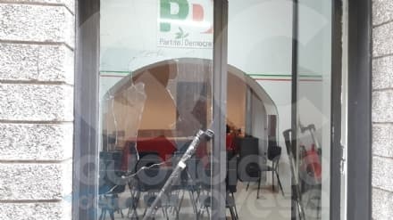 CUORGNE' - Vandali urinano contro la sede del PD - VIDEO