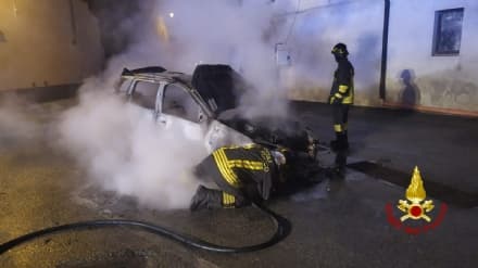 CARAVINO - Auto prende fuoco e viene devastata dalle fiamme