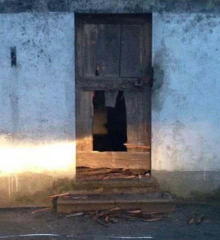 OGLIANICO - Guerra tra coscritti, sfondata la porta del campanile