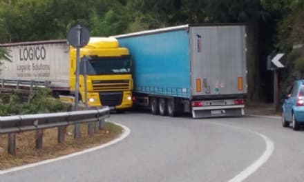 BALDISSERO - Camion incastrati nella strettoia di Ponte Preti