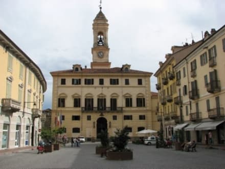 IVREA - Bollette gonfiate: ecco i gazebo di Viviamo Ivrea