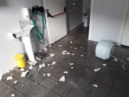 CASTELLAMONTE - Idioti in azione: sfasciano i bagni pubblici e lasciano le aziende senza corrente