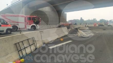 BRUTTO INCIDENTE IN AUTOSTRADA - Camion abbatte cantiere stradale tra Ivrea e Scarmagno - FOTO