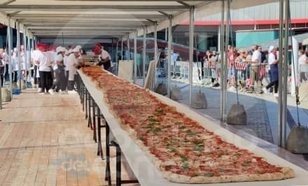 RIVAROLO CANAVESE - Missione compiuta: Rivarolo nel Guinness dei primati con la maxi pizza in pala