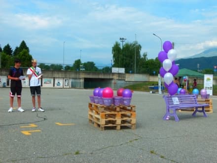 PAVONE - Inaugurati la panchina e i vasi viola dove buttare i mozziconi di sigaretta
