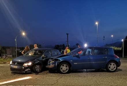 BUSANO - Scontro tra due vetture sulla Sp13, un ragazzo ferito - FOTO