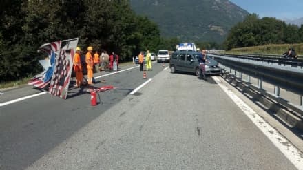 AUTOSTRADA TORINO-AOSTA - Auto si schianta contro il pannello del cantiere: un ferito tra Quincinetto e Ivrea - FOTO