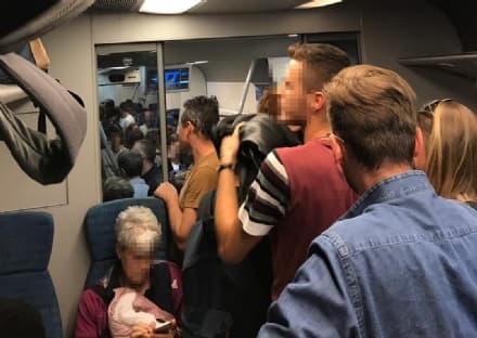 FERROVIA CANAVESANA - Pendolari sempre in piedi: «Treni stracolmi e problemi di sicurezza a bordo»