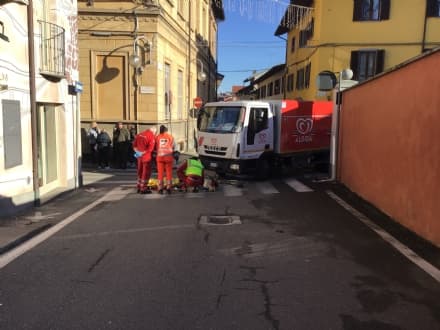 TRAGEDIA A VOLPIANO - Ciclista travolto e ucciso in pieno centro da un camion - FOTO E VIDEO
