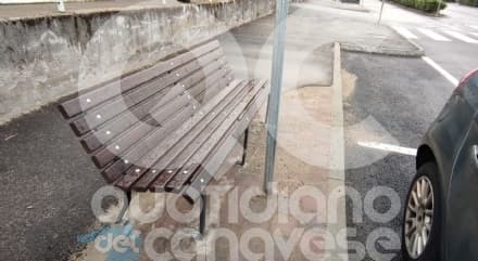 CUORGNE' - Inaugurata (per sbaglio) la panchina della lap dance in via Brigate... E non è Lercio - FOTO