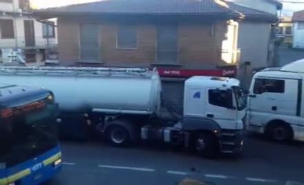 FAVRIA - Ancora camion incastrati in centro al paese - VIDEO