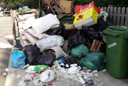 CANISCHIO - L'area del cimitero diventa una discarica abusiva