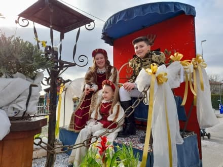 SALASSA - Pioggia di coriandoli e tanta gente per la sfilata conclusiva del Carnevale - FOTO e VIDEO
