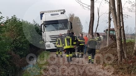 FAVRIA - Autista tradito dal navigatore satellitare resta incastrato con il camion - FOTO
