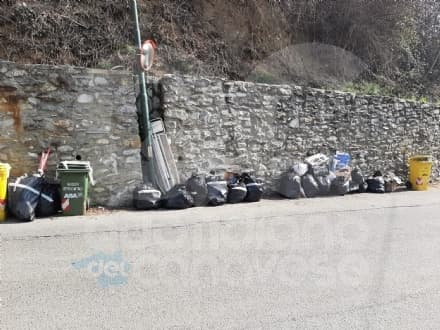 VALPERGA - Rifiuti abbandonati in strada: pessima cartolina del paese