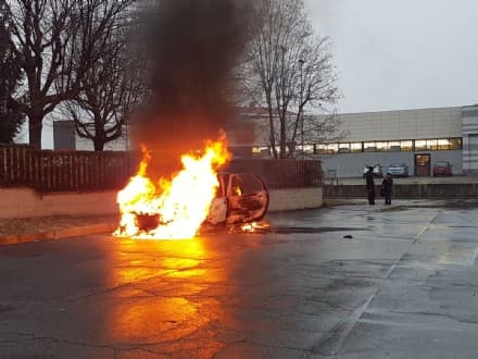 RIVAROLO - Auto prende fuoco all'improvviso durante la marcia: l'autista è riuscita a scendere in tempo - FOTO e VIDEO