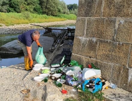 CHIVASSO - I volontari con la ramazza ripuliscono l'Orco - FOTO