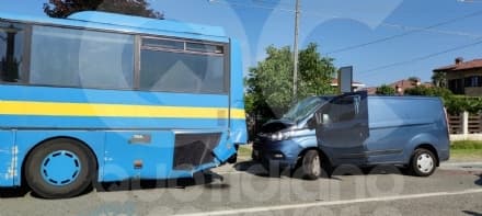 OGLIANICO - Furgone tampona bus di linea: tre persone ferite