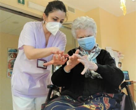 BORGARO - Corso per lavarsi bene le mani alla casa di riposo
