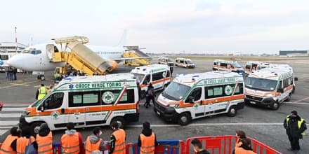 CASELLE - Arrivati tredici bimbi ucraini malati di tumore in fuga dalla guerra: saranno curati a Torino - FOTO