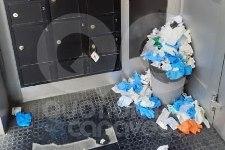 VALPERGA - Mascherine e guanti monouso buttati nel bancomat dell'Unicredit - FOTO