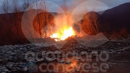 CUORGNE'-PONT CANAVESE - Incendio sulle sponde del torrente Orco, intervento dei vigili del fuoco