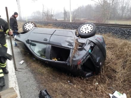 CHIVASSO - Si ribalta con l'auto lungo la ferrovia: ragazza ferita
