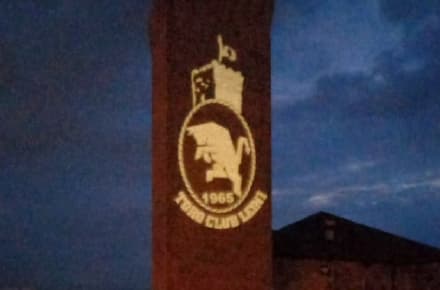 LEINI' - In ricordo del Grande Torino il simbolo del Toro club sulla torre - FOTO
