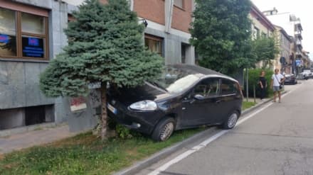 RIVAROLO - Perde il controllo dell'auto e si schianta contro la centralina del gas: paura davanti alla stazione Gtt