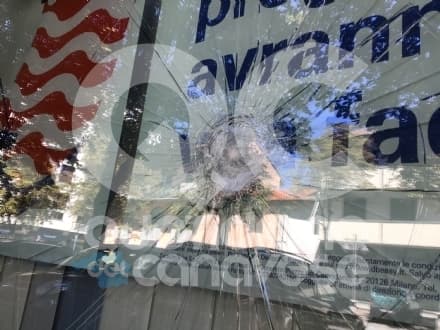 RIVAROLO CANAVESE - Prende a martellate le vetrate della banca: attimi di paura in corso Italia - FOTO