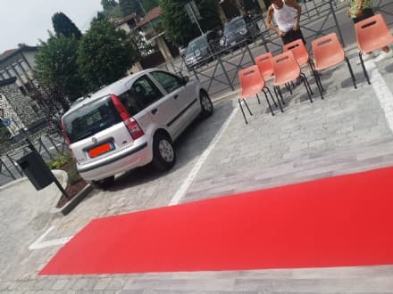 CASTELLAMONTE - Posta sui social la foto dell'auto in divieto, assessore alla gentilezza evita la multa al nonnino «sbadato»