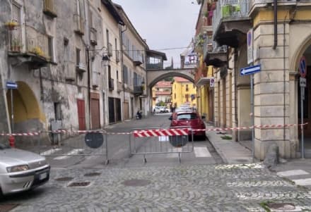CUORGNÈ - Volano le tegole dai tetti, chiusa via Parigi