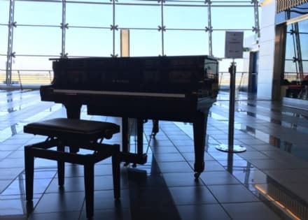 CASELLE - Un pianoforte da suonare nell'atrio dell'aeroporto - FOTO