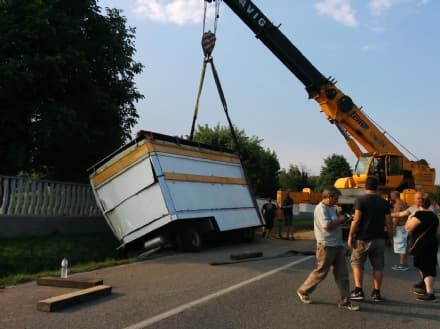 BALDISSERO CANAVESE - Camion delle giostre finisce nel fosso - FOTO