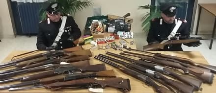 CUORGNÈ - Arsenale di fucili in casa: 46enne arrestato dai carabinieri - FOTO e VIDEO