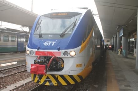 CANAVESANA - Una pietra blocca il treno: pendolari infuriati