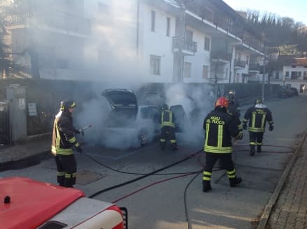 CASTELLAMONTE - Guasto tecnico: auto prende fuoco - FOTO e VIDEO