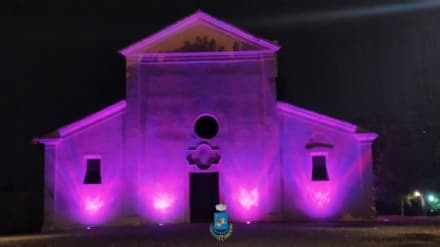 SAN MAURIZIO - Chiesa rosa per la prevenzione del tumore al seno