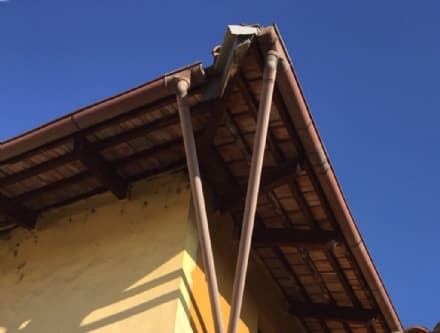 CASELLE - Passa l'aereo, piovono tegole: ancora paura in centro