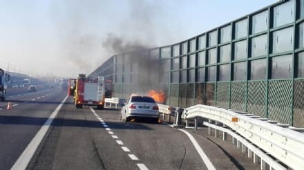 AUTOSTRADA A4 - Auto prende fuoco, salva un'intera famiglia - FOTO