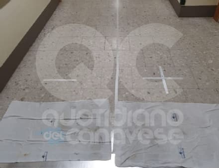 IVREA - In ospedale nessuna divisione tra pazienti covid e non covid: il personale attacca il nastro adesivo per terra