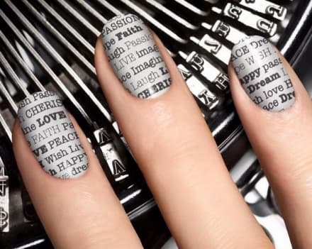 FASHION - La Newspaper Nail Art, le notizie sulle unghie