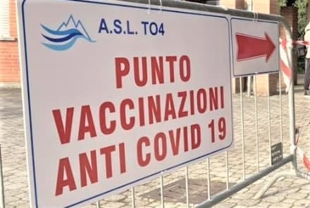 CIRIE' - «Così la vaccinazione è un incubo: lunga attesa e tanti saluti al divieto di assembramento»