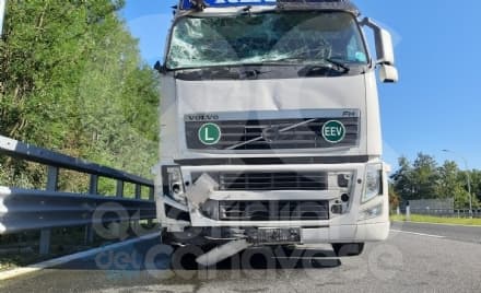 IVREA-SANTHIA' - Camion sbaglia manovra e si schianta contro i cartelli del cantiere: paura all'altezza dell'autogrill - FOTO