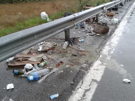 VERGOGNA SULLA 460 - Ancora spazzatura sulla strada del Gran Paradiso: cittadini scrivono a Comuni ed ex provincia