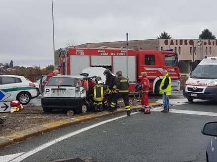 CALUSO - Ennesimo incidente stradale all'ingresso del paese: due auto distrutte, due donne ferite - FOTO e VIDEO