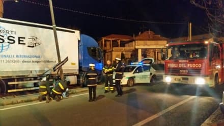 RIVAROLO - Camion tira giù il palo: via della Lumaca chiusa - FOTO