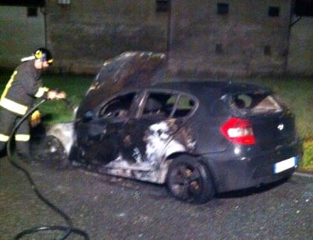 CASTELLAMONTE - Auto a fuoco, pronto intervento pompieri